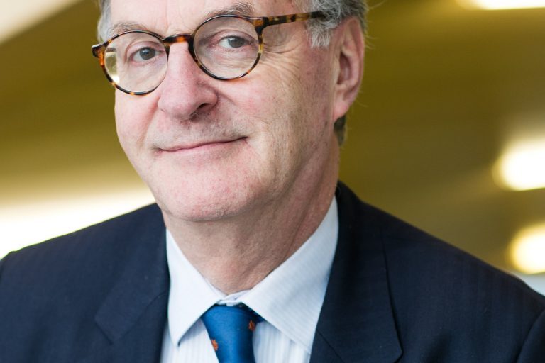 Foto-Alexander-Rinnooy-Kan-1-768×960